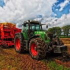 alat-alat pertanian tractor (Pixabay)