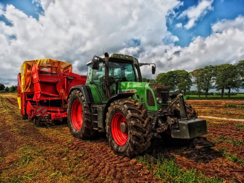 alat-alat pertanian tractor (Pixabay)